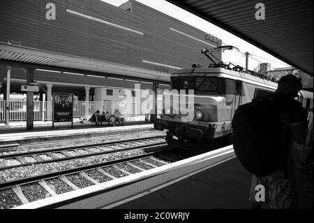 Lokomotive 122337 mit einem West-Service am Bahnhof St. Raphael. Stockfoto