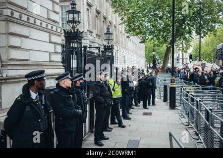 London / UK - 06/06/2020: Black Lives Matter Protest während der Aussperrung Coronavirus Pandemie. Friedliche Polizeibeamte beschützen den Eingang von Downing Stockfoto