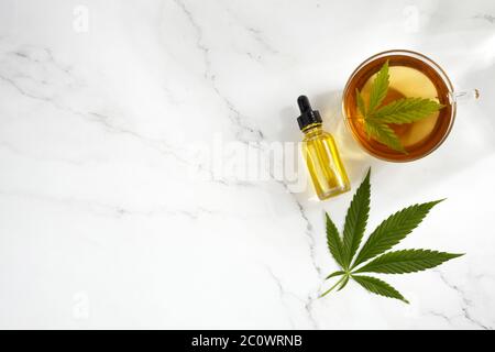 Cannabis Kräutertee. Heißes Getränk auf hellem Hintergrund mit Hanfblättern. Stockfoto
