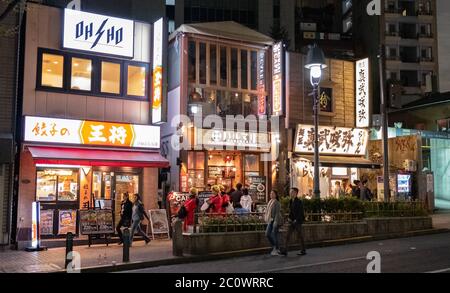 Restaurants und kleine Unternehmen kaufen viele Geschäfte in der Dogenzaka Street in Shibuya, Tokio, Japan, ein. Stockfoto