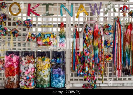 Okinawa Kriegsdenkmal bunte Papier Albatrosketten Stockfoto