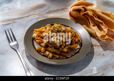 Kanadische Pommes mit Soße und Käsebrüh auf dem Küchentisch aus Marmor Stockfoto