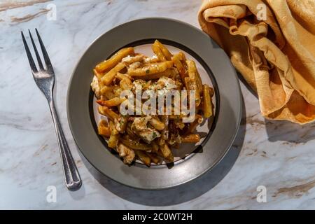 Kanadische Pommes mit Soße und Käsebrüh auf dem Küchentisch aus Marmor Stockfoto
