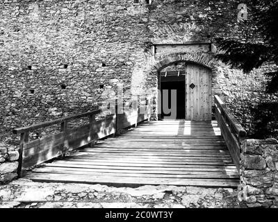 Eingang Holzbrücke und Tor der mittelalterlichen Festung Kasperk Schloss in der Nähe Kasperske Hory in Südböhmen, Sumava Gebirge, Tschechische Republik, Europa. Stockfoto