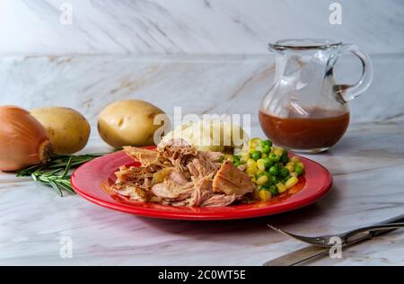 Südamerikanische Küche langsam gekochte Grill zog Schweinefleisch mit cremigen Kartoffelpüree und Gemüse Stockfoto