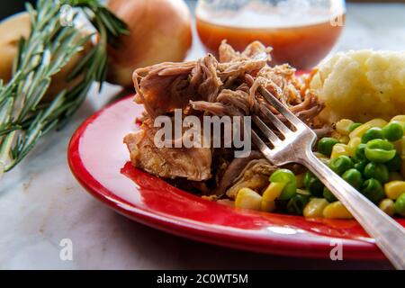 Südamerikanische Küche langsam gekochte Grill zog Schweinefleisch mit cremigen Kartoffelpüree und Gemüse Stockfoto