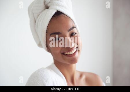 Mischrasse Frau im Badezimmer während Coronavirus kovid19 Pandemie Stockfoto