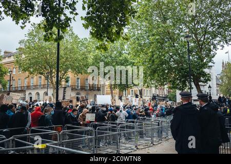 London / UK - 06/06/2020: Black Lives Matter Protest während der Aussperrung Coronavirus Pandemie. Friedliche Polizeibeamte beschützen den Eingang von Downing Stockfoto