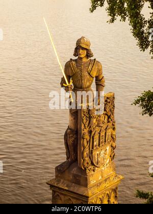 Ritter Bruncvik oder Brunclik, Statue auf der Karlsbrücke in Prag, Tschechische republik. Stockfoto