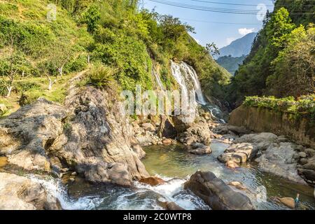 Wasserfall in Cat Cat Cat Dorf in der Nähe von Sapa, Lao Cai, Vietnam in einem Sommertag Stockfoto