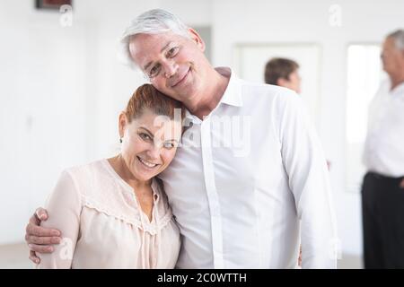 Portrait eines glücklichen kaukasischen Paares während des Tanzes Stockfoto