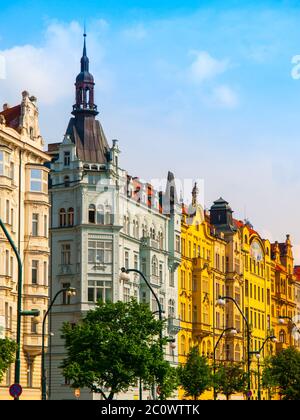 Bunte Hausarbeiten auf Masaryk Damm oder Masarykovo nabrezi, in der Altstadt von Prag, Tschechische Republik Stockfoto