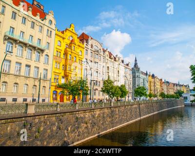 Bunte Hausarbeiten auf Masaryk Damm oder Masarykovo nabrezi, in der Altstadt von Prag, Tschechische Republik Stockfoto