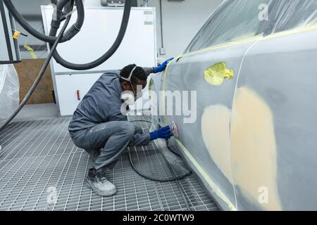 Afroamerikanischer Mann Auto Maler Schleifen ein Auto Stockfoto