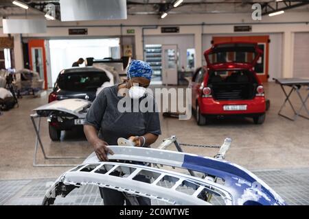 Afroamerikanische Mechanikerin Frau Schleifen Stockfoto