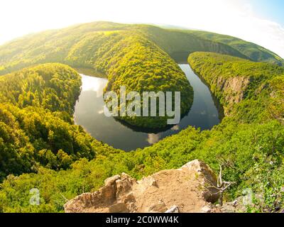 Moldaufluss Hufeisenmäander mit grünem Wald. Blick vom Aussichtspunkt Maj in der Nähe von Prag in Mittelböhmen, Tschechische republik Stockfoto