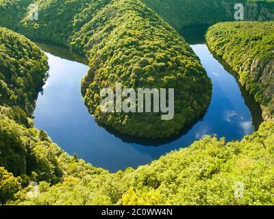 Moldaufluss Hufeisenmäander mit grünem Wald. Blick vom Aussichtspunkt Maj in der Nähe von Prag in Mittelböhmen, Tschechische republik Stockfoto