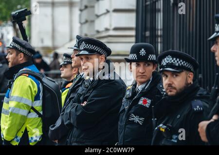 London / UK - 06/06/2020: Black Lives Matter Protest während der Aussperrung Coronavirus Pandemie. Friedliche Polizeibeamte beschützen den Eingang von Downing Stockfoto