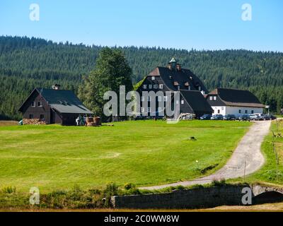 Jizerka - kleines idyllisches Bergglasmakerdorf im Isergebirge, Nordböhmen, Tschechische Republik, Europa. Sonnige Sommertag mit blauem Himmel aufgenommen Stockfoto