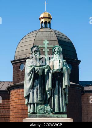 Religiöse Statue und Holzkapelle des Heiligen Kyrill und Methodius auf dem Radhost Berg in Beskids, aka Beskiden, Tschechische Republik Stockfoto