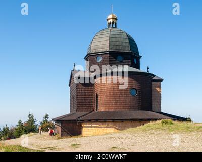 Holzkapelle der Heiligen Kyrill und Method auf dem Gipfel des Radhost-Gebirges in Beskiden, aka Beskiden, Mähren, Tschechische Republik Stockfoto