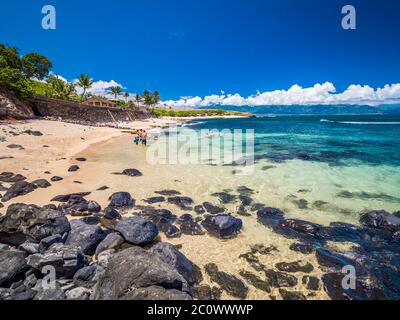 Ho'okipa Beach Park in Maui Hawaii - Aug 2019: Renommierter Windsurf- und Surfplatz für Wind, große Wellen und große Schildkröten, die auf Sand trocknen. Schnorchelparadi Stockfoto