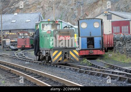 4WD 'moel Y gest' in der Boston Lodge, mit 'Britomart' und 'Vale of Ffestiniog' im Hintergrund. Ffestiniog Railway. Stockfoto