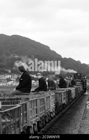 'Merddin Emrys' und der Schieferzug auf dem Cob. Stockfoto