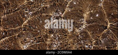 Natürlicher Wasserhintergrund. Strom in der Sonne scheint am Sommertag. Panoramablick. Stockfoto