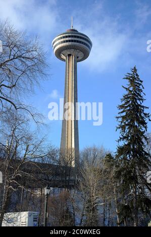 Der Skylon Tower vom Niagara Parkway aus gesehen. Stockfoto