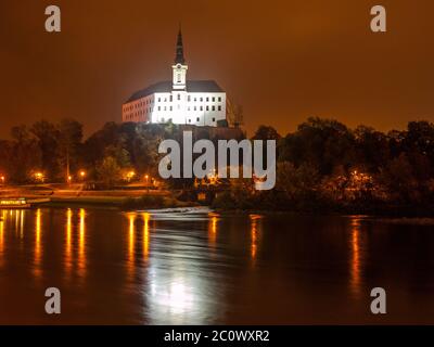 Decin Schloss spiegelt sich in Elbe bei Nacht, Tschechische Republik, Europa. Stockfoto