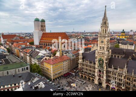 Luftaufnahme auf dem Marienplatz Rathaus Stockfoto