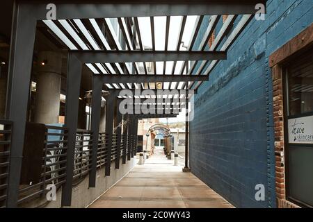 Boulder, Colorado - 27. Mai 2020: Korridor, der die Pearl Street Mall mit der Walnut Street in Boulder, County verbindet Stockfoto