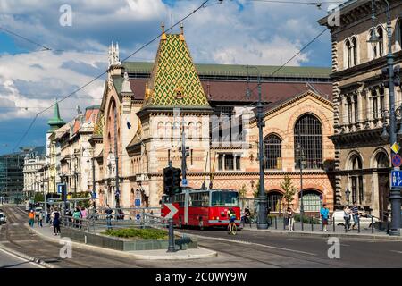 Budapest - Blick auf die Altstadt. Enge Straße mit geparkten Autos. Stockfoto