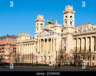 Ungarisches Nationalmuseum für Ethnographie, auch bekannt als Neprajzi Muzeum, am Kossuth Lajos Platz in Budapest, Ungarn, Europa. Blick auf das Eingangsportal mit zwei Türmen und architektonischen Säulen an sonnigen Tagen mit klarem blauen Himmel. UNESCO-Weltkulturerbe. Stockfoto