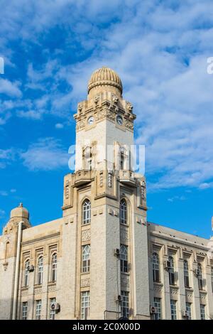 Uhrturm in Baku. Hauptgebäude der Aserbaidschanischen Eisenbahn in der Nähe der U-Bahn-Station 28 Mai Stockfoto