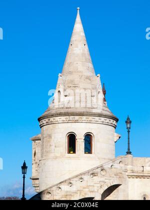 Typische helle Stein abgerundeten Märchentürme der Fischerbastei, alias Halaszbastya, auf einer Terrasse in neogotischem und neoromanischen Baustil. Aussichtstürme befinden sich auf der Budaer Seite der Donau in Budapest, Hauptstadt von Ungarn, Europa. UNESCO-Weltkulturerbe Stockfoto
