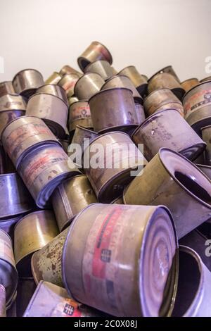 Leere Dosen Cyclon B Gas in Auschwitz Stockfoto