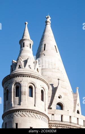 Typische helle Stein abgerundeten Märchentürme der Fischerbastei, alias Halaszbastya, auf einer Terrasse in neogotischem und neoromanischen Baustil. Aussichtstürme befinden sich auf der Budaer Seite der Donau in Budapest, Hauptstadt von Ungarn, Europa. UNESCO-Weltkulturerbe Stockfoto