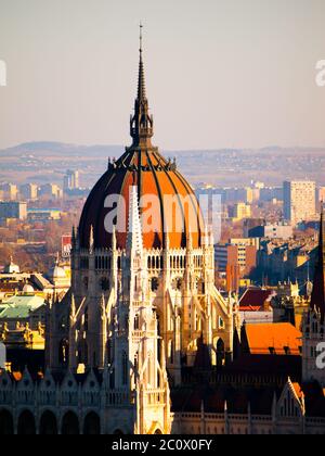 Detailansicht des historischen Gebäudes des ungarischen Parlaments, aka Orszaghaz, mit typischer zentraler Kuppel. Budapest, Ungarn, Europa. Stockfoto