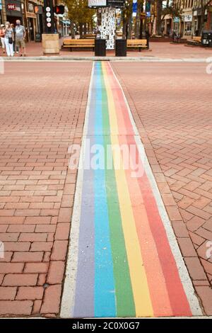 Boulder, Colorado - 27. Mai 2020: Regenbogen überqueren Kreuzung der Pearl Street Mall, um die Pride Week zu feiern. Stockfoto