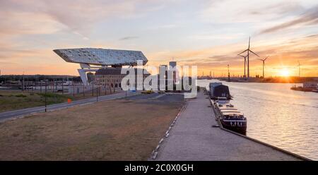Sonnenuntergang über dem Hafenhaus von Antwerpen Stockfoto