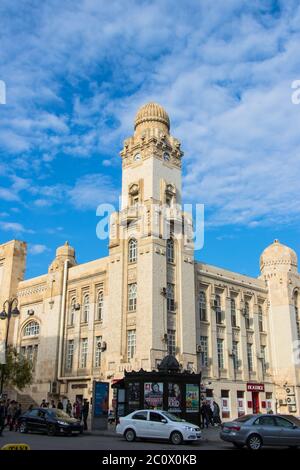 Uhrturm in Baku. Hauptgebäude der Aserbaidschanischen Eisenbahn in der Nähe der U-Bahn-Station 28 Mai Stockfoto