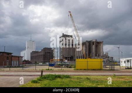 Altes Getreidelager SAGMA wird abgerissen, um Platz für eine Erweiterung der Antwerpener ringstraße zu machen. Stockfoto