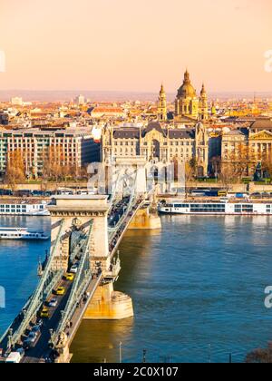 Berühmte Kettenbrücke über die Donau und St. Stephen's Basilika Blick von der Budaer Burg an sonnigen Herbsttag in Budapest, Hauptstadt von Ungarn, Europa. UNESCO-Weltkulturerbe Stockfoto