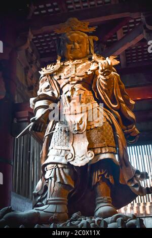 Riesige hölzerne Schutzstatue im Todaiji Tempel in Nara Japan Stockfoto