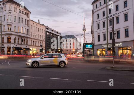 Wir teilen Elektroauto in Berlin Mitte, Rosenthaler Platz, Berlin, Deutschland Stockfoto