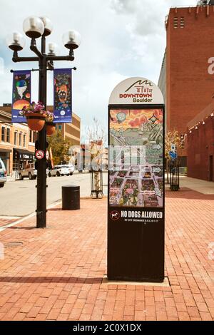 Boulder, Colorado - 27. Mai 2020: Schild mit Karte und Wegbeschreibung zum Einkaufszentrum Pearl Street Mall in Boulder County Stockfoto