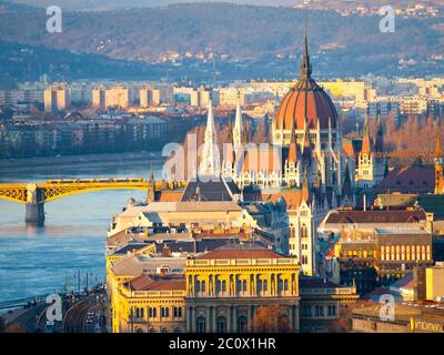 Riesige Kuppel des ungarischen Parlamentsgebäudes - Orszaghaz. Budapest, Ungarn. Stockfoto