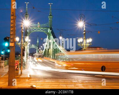 Freiheitsbrücke über die Donau in Budapest, Ungarn. Stockfoto